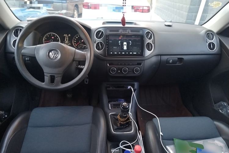 Used Volkswagen Tiguan 2013 1.4 TSI Manual Two-Wheel Drive BlueMotion Edition Center Console