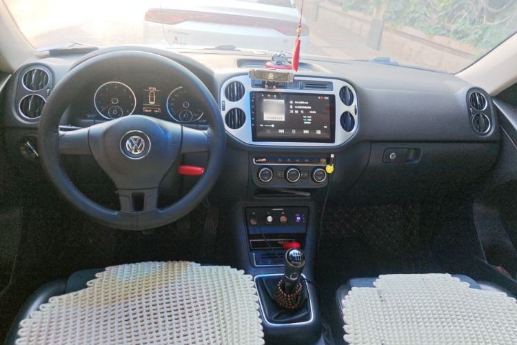 Used Volkswagen Tiguan 2013 1.4 TSI Manual Two-Wheel Drive BlueMotion Edition Center Console
