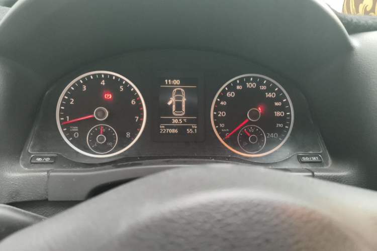 Used Volkswagen Tiguan 2013 1.4 TSI Manual Two-Wheel Drive BlueMotion Edition Instrument Cluster