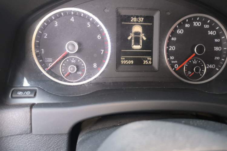 Used Volkswagen Tiguan 2013 1.4 TSI Manual Two-Wheel Drive BlueMotion Edition Odometer Close Up