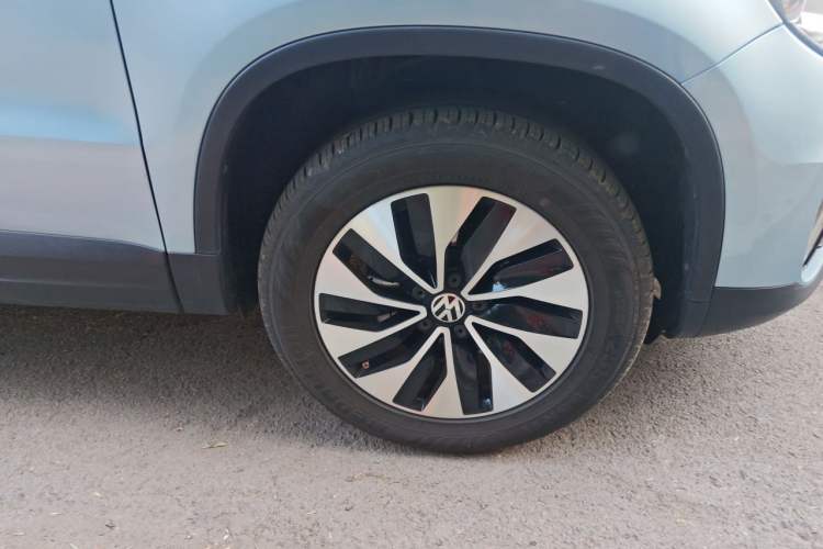 Used Volkswagen Tiguan 2013 1.4 TSI Manual Two-Wheel Drive BlueMotion Edition Right Front Wheel Hub