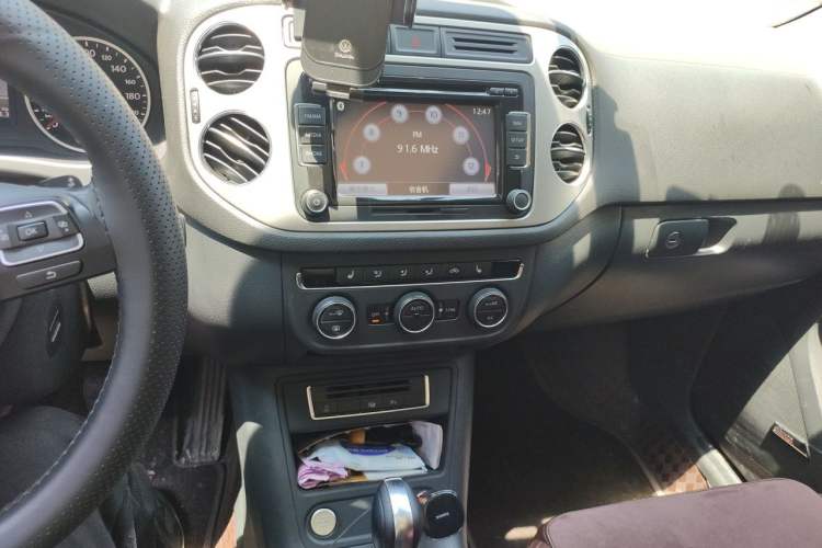 Used Volkswagen Tiguan 2013 2.0 TSI Automatic All-Wheel-Drive Flagship Edition Audio And AC Panel