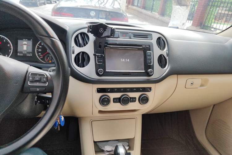 Used Volkswagen Tiguan 2013 1.8TSI Automatic Two-Wheel Drive Luxury Model Audio And AC Panel