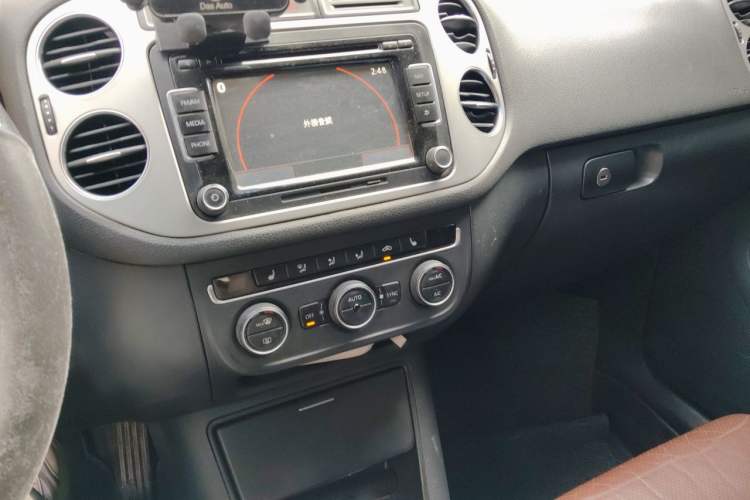 Used Volkswagen Tiguan 2013 2.0 TSI Automatic All-Wheel Drive Luxury Edition Audio And AC Panel