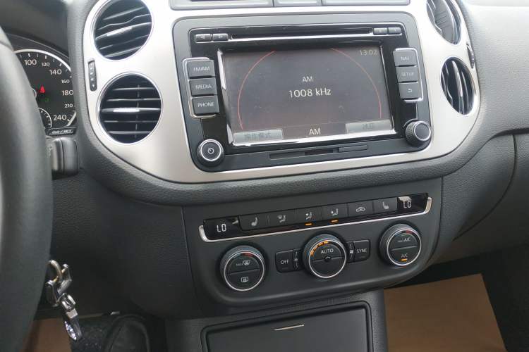 Used Volkswagen Tiguan 2013 1.8 TSI Automatic All-Wheel Drive Luxury Model Audio And AC Panel