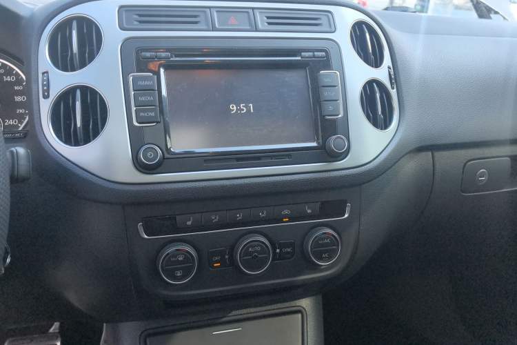 Used Volkswagen Tiguan 2013 1.8TSI Automatic Two-Wheel Drive Luxury Model Audio And AC Panel