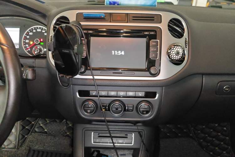 Used Volkswagen Tiguan 2013 2.0 TSI Automatic All-Wheel-Drive Flagship Edition Audio And AC Panel