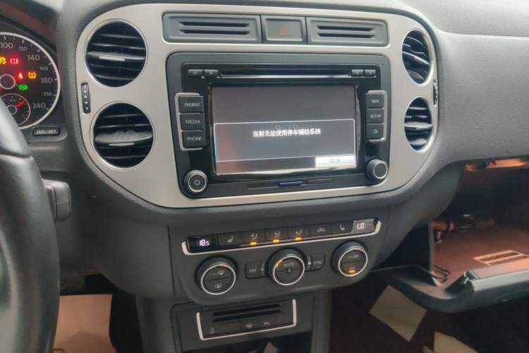 Used Volkswagen Tiguan 2013 2.0 TSI Automatic All-Wheel-Drive Flagship Edition Audio And AC Panel