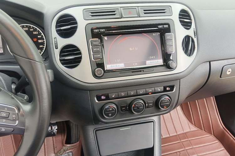 Used Volkswagen Tiguan 2013 1.8 TSI Automatic All-Wheel Drive Luxury Model Audio And AC Panel