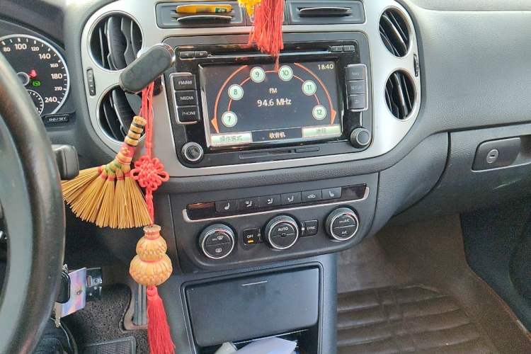 Used Volkswagen Tiguan 2013 1.8 TSI Automatic All-Wheel Drive Luxury Model Audio And AC Panel