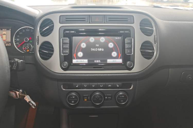 Used Volkswagen Tiguan 2013 1.8 TSI Automatic All-Wheel Drive Luxury Model Audio And AC Panel