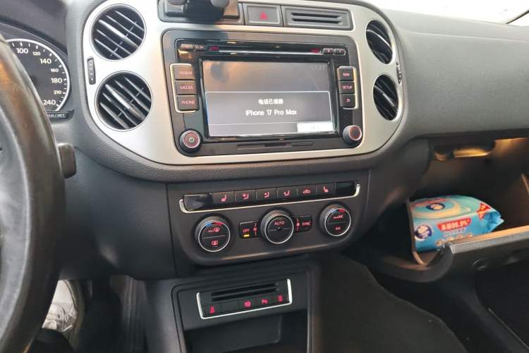 Used Volkswagen Tiguan 2013 2.0 TSI Automatic All-Wheel-Drive Flagship Edition Audio And AC Panel