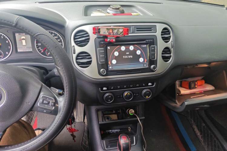 Used Volkswagen Tiguan 2013 2.0 TSI Automatic All-Wheel Drive Luxury Edition Audio And AC Panel