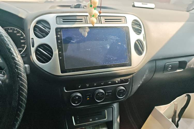 Used Volkswagen Tiguan 2013 2.0 TSI Automatic All-Wheel-Drive Flagship Edition Audio And AC Panel