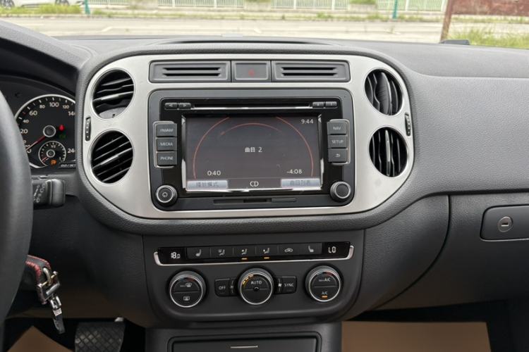 Used Volkswagen Tiguan 2013 1.8 TSI Automatic All-Wheel Drive Luxury Model Audio And AC Panel