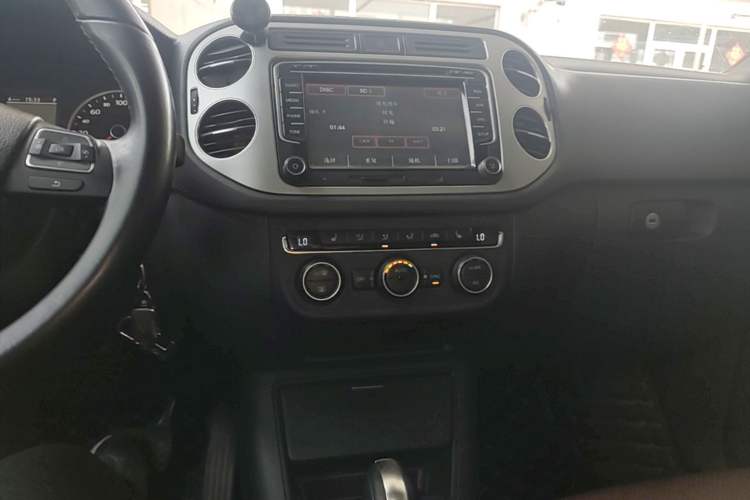 Used Volkswagen Tiguan 2013 2.0 TSI Automatic All-Wheel Drive Luxury Edition Audio And AC Panel