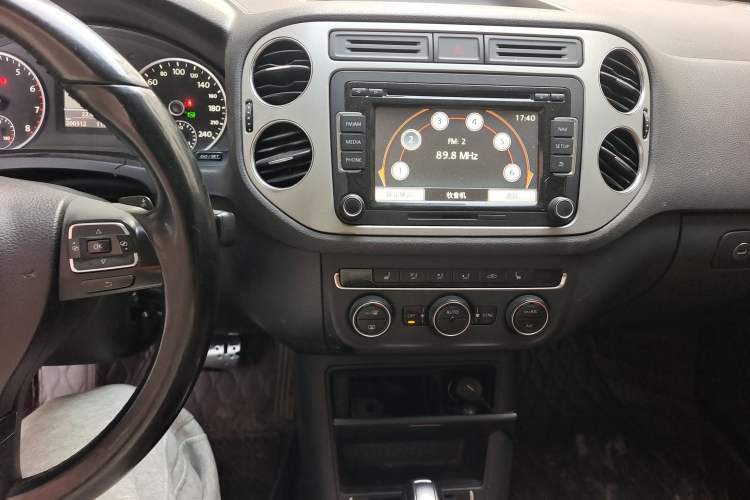 Used Volkswagen Tiguan 2013 2.0 TSI Automatic All-Wheel Drive Luxury Edition Audio And AC Panel
