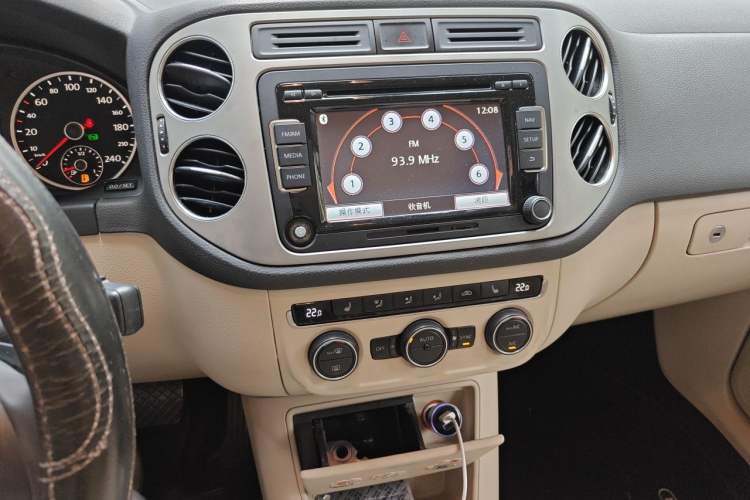 Used Volkswagen Tiguan 2013 1.8TSI Automatic Two-Wheel Drive Luxury Model Audio And AC Panel