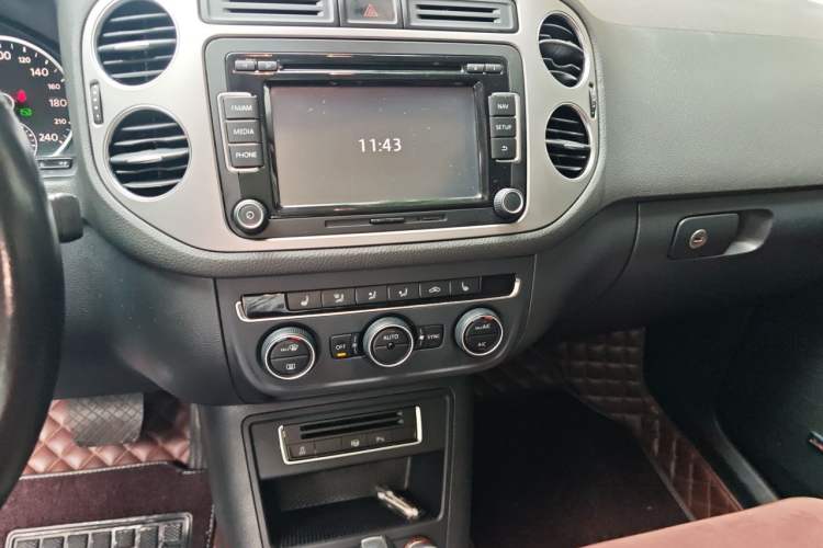 Used Volkswagen Tiguan 2013 2.0 TSI Automatic All-Wheel-Drive Flagship Edition Audio And AC Panel