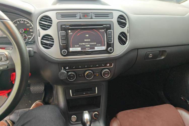 Used Volkswagen Tiguan 2013 2.0 TSI Automatic All-Wheel-Drive Flagship Edition Audio And AC Panel