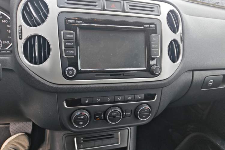 Used Volkswagen Tiguan 2013 1.8 TSI Automatic All-Wheel Drive Luxury Model Audio And AC Panel