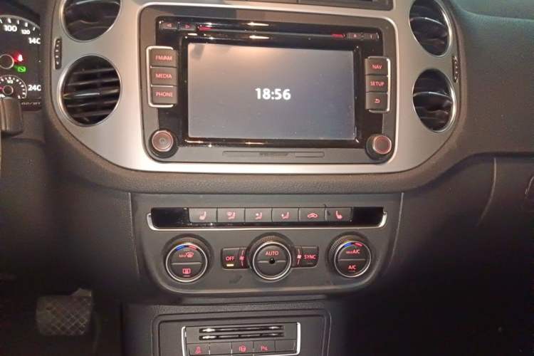 Used Volkswagen Tiguan 2013 2.0 TSI Automatic All-Wheel-Drive Flagship Edition Audio And AC Panel
