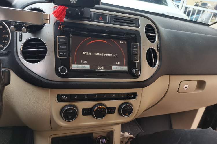 Used Volkswagen Tiguan 2013 1.8 TSI Automatic All-Wheel Drive Luxury Model Audio And AC Panel