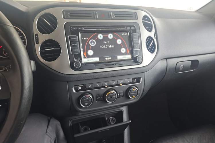 Used Volkswagen Tiguan 2013 1.8TSI Automatic Two-Wheel Drive Luxury Model Audio And AC Panel
