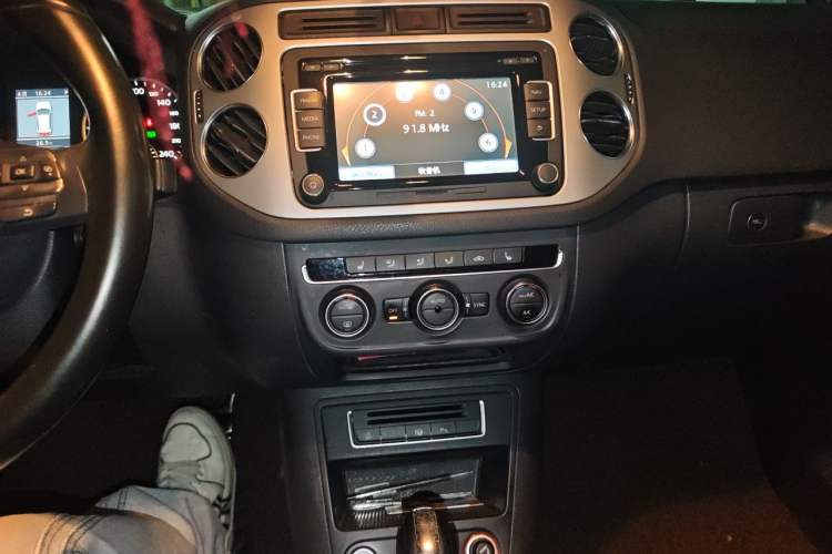 Used Volkswagen Tiguan 2013 2.0 TSI Automatic All-Wheel-Drive Flagship Edition Audio And AC Panel