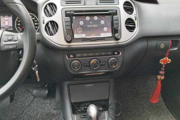 Used Volkswagen Tiguan 2013 1.8 TSI Automatic All-Wheel Drive Luxury Model Audio And AC Panel