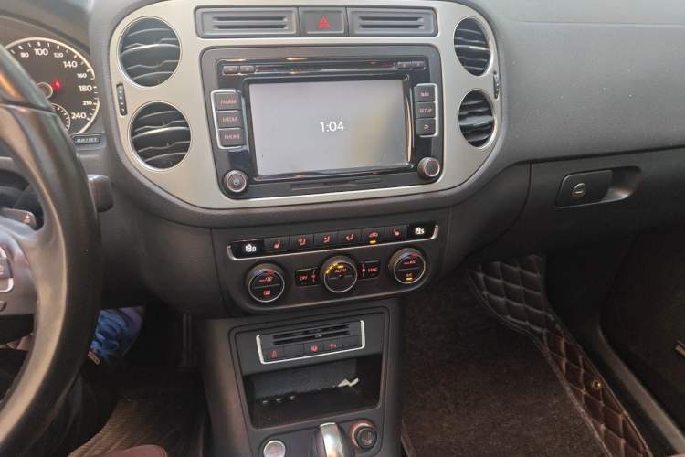 Used Volkswagen Tiguan 2013 2.0 TSI Automatic All-Wheel-Drive Flagship Edition Audio And AC Panel