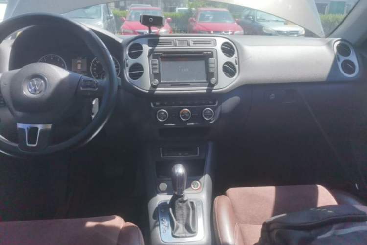 Used Volkswagen Tiguan 2013 2.0 TSI Automatic All-Wheel-Drive Flagship Edition Audio And AC Panel