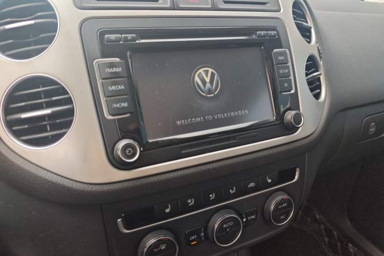 Used Volkswagen Tiguan 2013 1.8 TSI Automatic All-Wheel Drive Luxury Model Audio And AC Panel