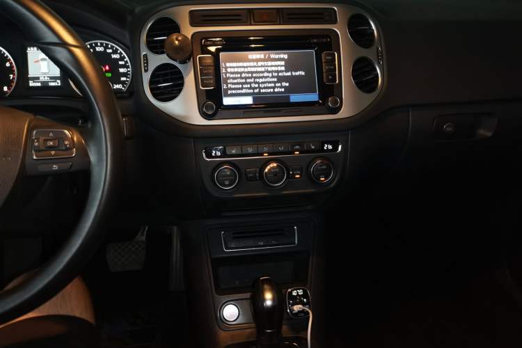 Used Volkswagen Tiguan 2013 2.0 TSI Automatic All-Wheel Drive Luxury Edition Audio And AC Panel