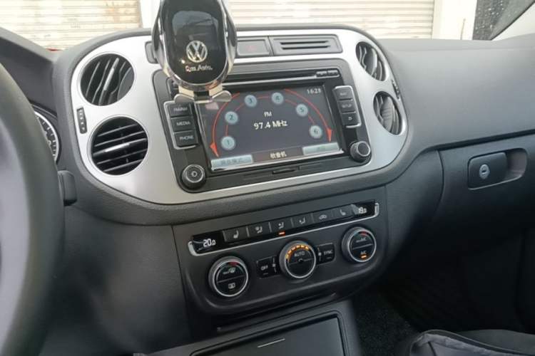 Used Volkswagen Tiguan 2013 2.0 TSI Automatic All-Wheel Drive Luxury Edition Audio And AC Panel