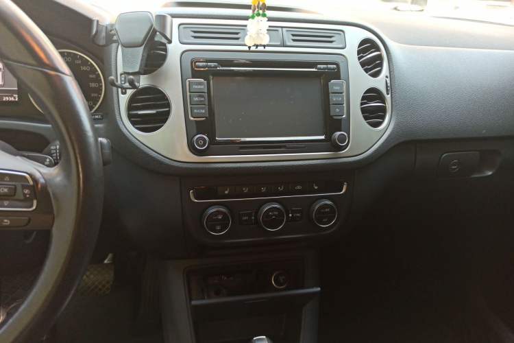 Used Volkswagen Tiguan 2013 1.8TSI Automatic Two-Wheel Drive Luxury Model Audio And AC Panel