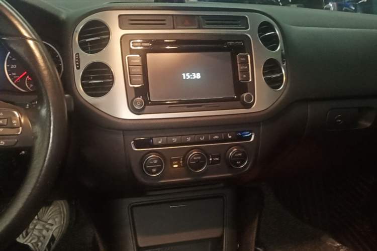 Used Volkswagen Tiguan 2013 1.8 TSI Automatic All-Wheel Drive Luxury Model Audio And AC Panel