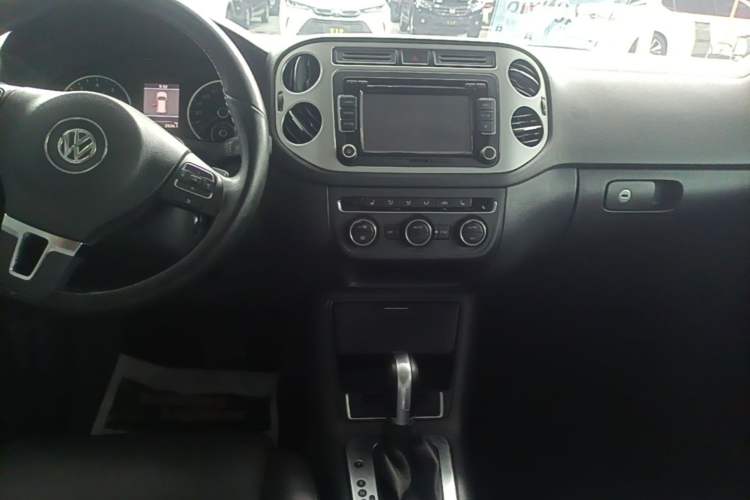 Used Volkswagen Tiguan 2013 1.8 TSI Automatic All-Wheel Drive Luxury Model Audio And AC Panel