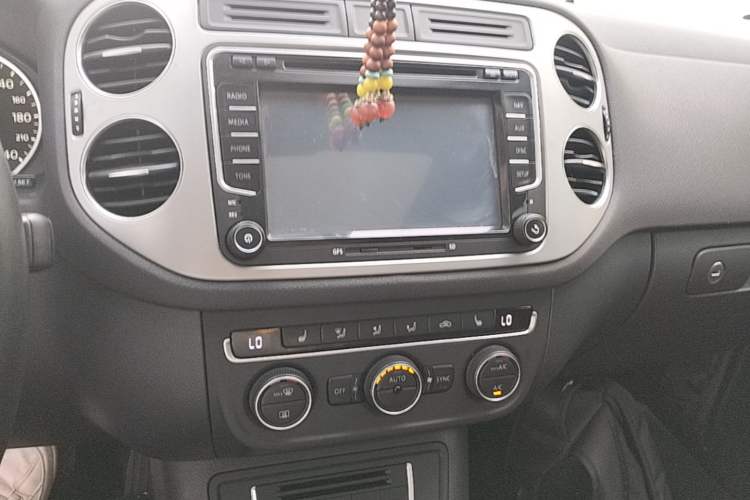 Used Volkswagen Tiguan 2013 2.0 TSI Automatic All-Wheel-Drive Flagship Edition Audio And AC Panel