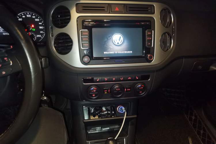 Used Volkswagen Tiguan 2013 1.8TSI Automatic Two-Wheel Drive Luxury Model Audio And AC Panel