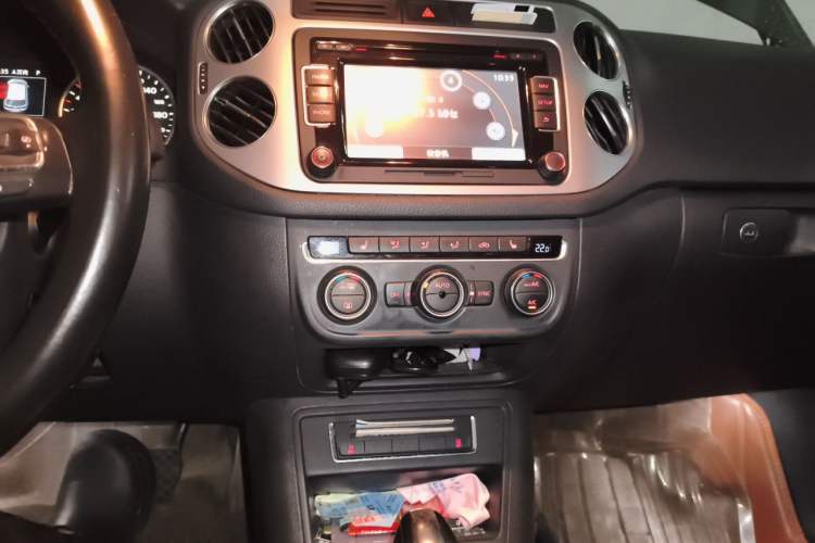 Used Volkswagen Tiguan 2013 1.8 TSI Automatic All-Wheel Drive Luxury Model Audio And AC Panel