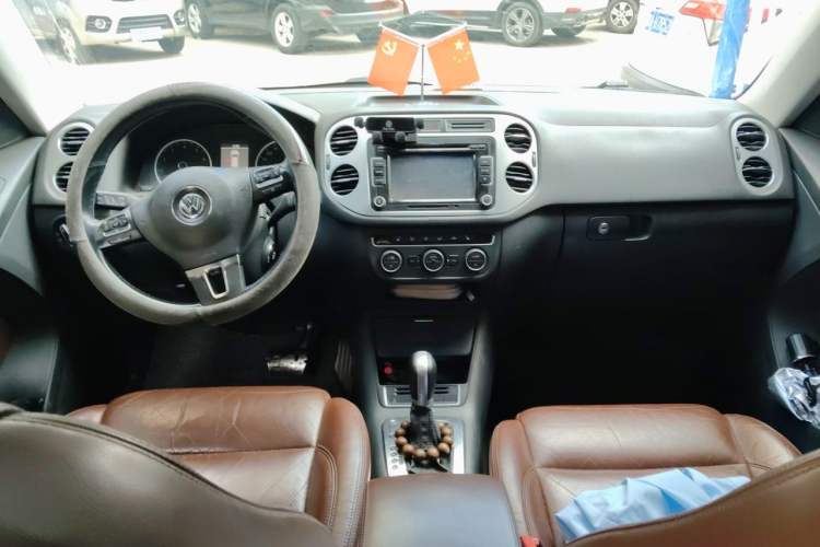 Used Volkswagen Tiguan 2013 2.0 TSI Automatic All-Wheel Drive Luxury Edition Center Console