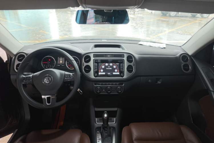 Used Volkswagen Tiguan 2013 1.8 TSI Automatic All-Wheel Drive Luxury Model Center Console