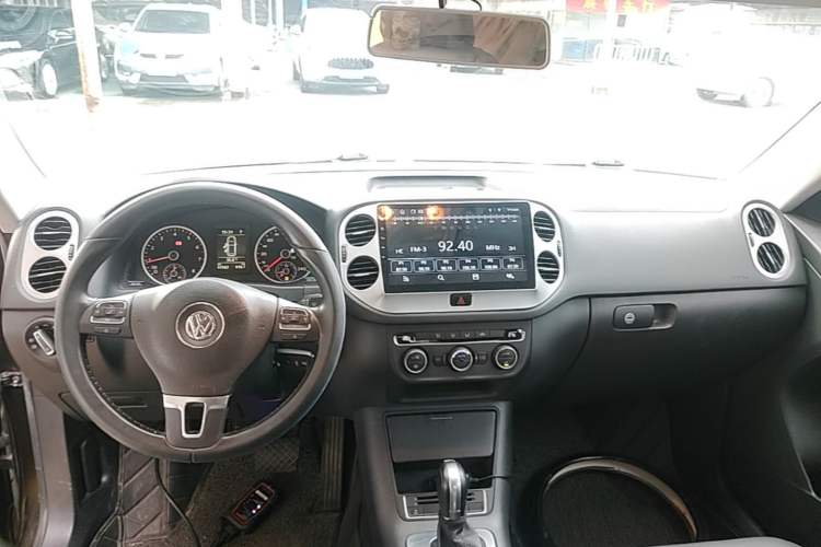 Used Volkswagen Tiguan 2013 1.8 TSI Automatic Two-Wheel Drive Comfort Edition Center Console