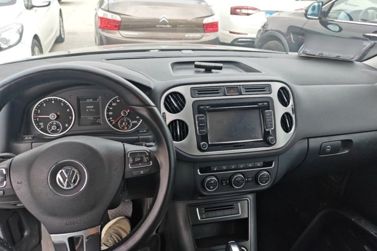 Used Volkswagen Tiguan 2013 1.8 TSI Automatic All-Wheel Drive Luxury Model Center Console