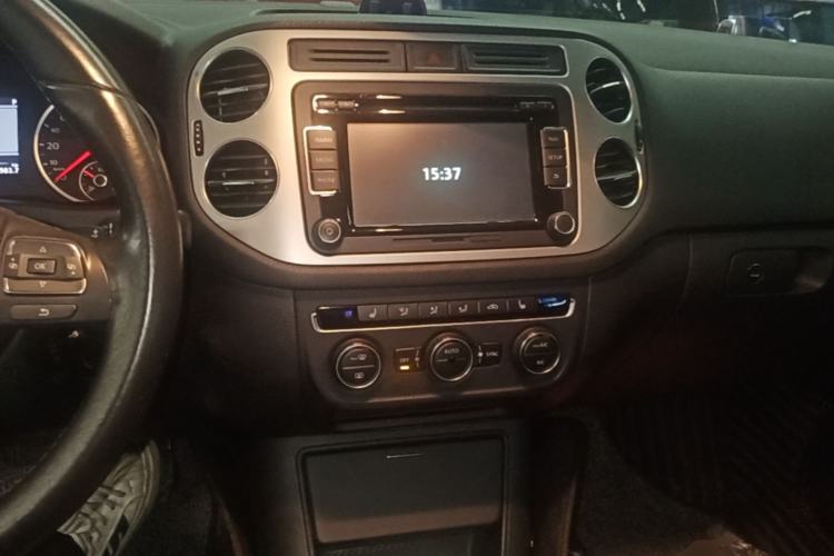 Used Volkswagen Tiguan 2013 1.8 TSI Automatic All-Wheel Drive Luxury Model Center Console
