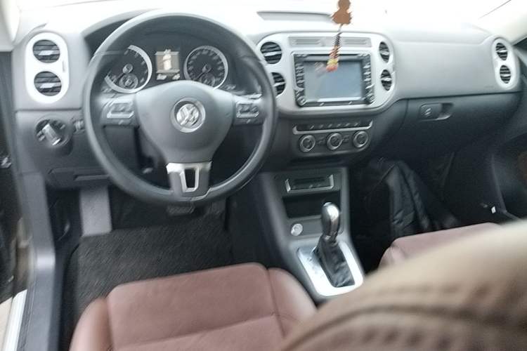 Used Volkswagen Tiguan 2013 2.0 TSI Automatic All-Wheel-Drive Flagship Edition Center Console