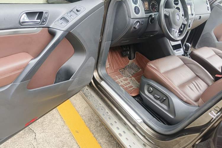 Used Volkswagen Tiguan 2013 1.8 TSI Automatic All-Wheel Drive Luxury Model Driver Seat