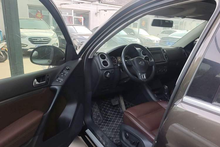 Used Volkswagen Tiguan 2013 2.0 TSI Automatic All-Wheel Drive Luxury Edition Driver Seat