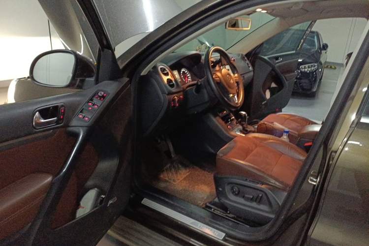 Used Volkswagen Tiguan 2013 2.0 TSI Automatic All-Wheel-Drive Flagship Edition Driver Seat